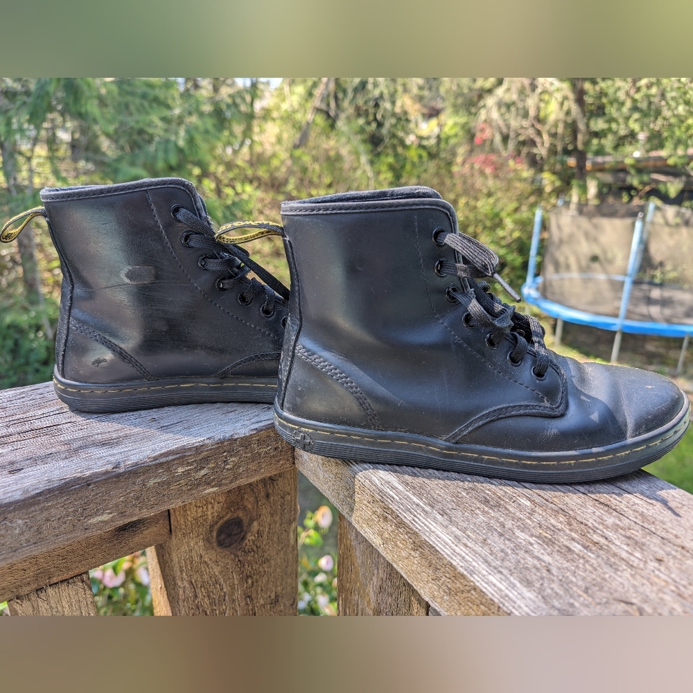 Dr. Martens Shoreditch Black Leather Lace Up Boots sz 7